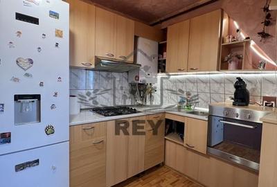 De vanzare- Apartament 3 camere str Luptei - 2