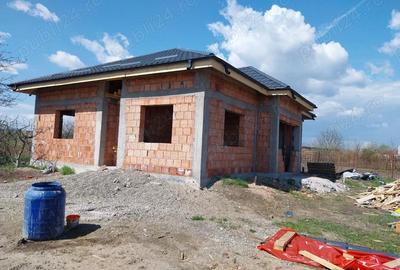 Casă cu 4 camere cu Teren 450 Mp în Roman - 4