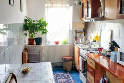 Apartament compus din: o camera, bucatarie, hol, baie, balcon, cu o suprafa?a de 33 - 5
