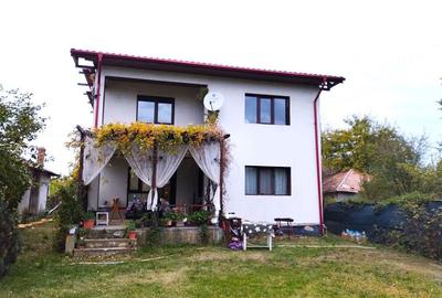 Casă cu 5 camere cu Teren 903 Mp în Vărăști