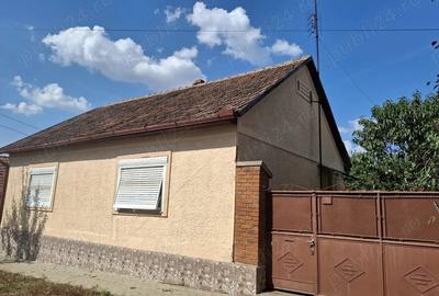 Casă cu 4 camere în Central - 1