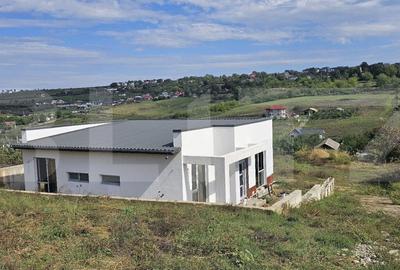 Casa la rosu, 4 camere, terasa mare cu vedere foarte frumoasa, zona Visan