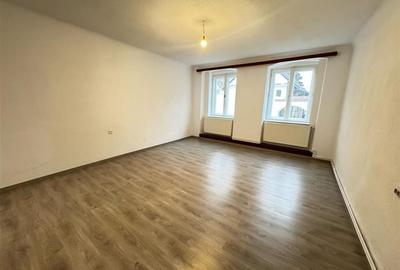 Apartament 3 camere la casa zona Centrala