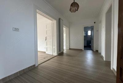 Casa ultracentrala cu curte ?i garaj | Confort premium in inima Oradiei - 8