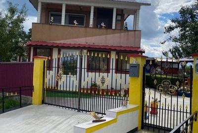 Casa noua si casa renovata in Cucorani