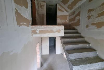 De vanzare casa la standarde ridicate 4 camere, 3 bai, garaj incorporat , 5 arii - 9
