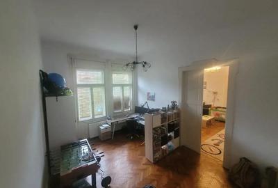 Apartament cu 3 camere semidecomandat în P-ța Maria