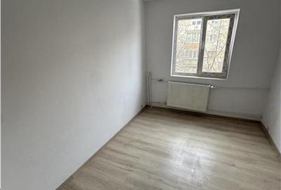 Apartament cu 4 camere semidecomandat în Circumvalațiunii