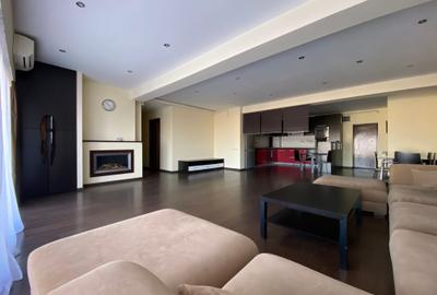 Apartament cu 4 camere semidecomandat, mobilat în Băneasa