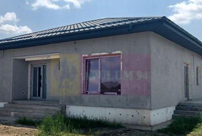Casă cu 4 camere cu Teren 400 Mp în Săbăreni