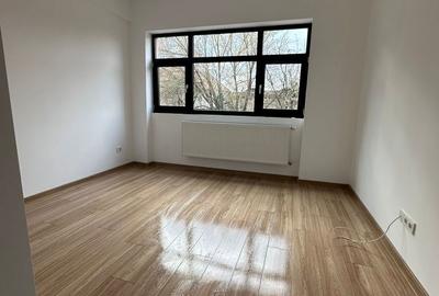 Spațiu comercial, de 35 mp, în Central - 8