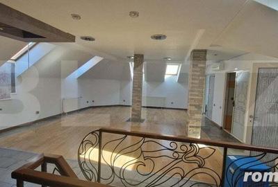 Casă cu 8 camere cu Canalizare în Central - 1