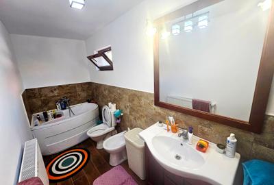 Casă cu 6 camere cu Canalizare în Central - 3