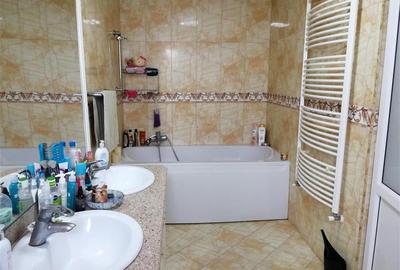 Duplex cu 7 camere cu Canalizare în Central - 34