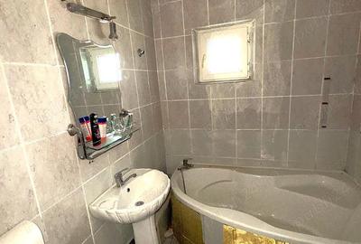 Apartament cu 3 camere decomandat în Micro 16