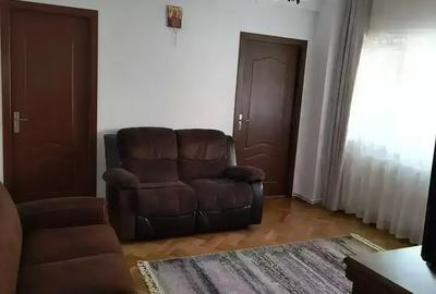 Apartament cu 3 camere semidecomandat, mobilat în Universitate