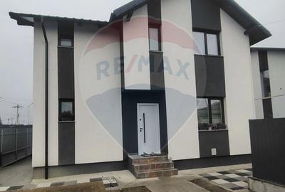 Casă cu 4 camere cu Teren 460 Mp în Golești - 2