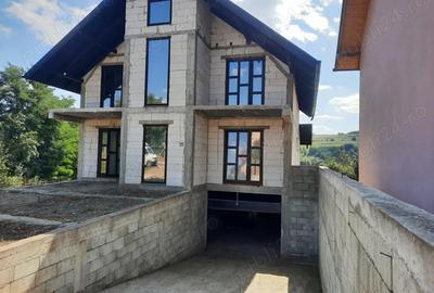 Casa in centrul comunei Preutesti, jud Suceava la 5 km de Falticeni! - 1