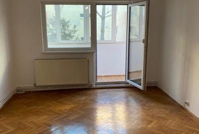 Apartament cu 3 camere decomandat în Astra