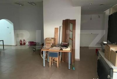 Spațiu comercial, de 76 mp, în Central - 4