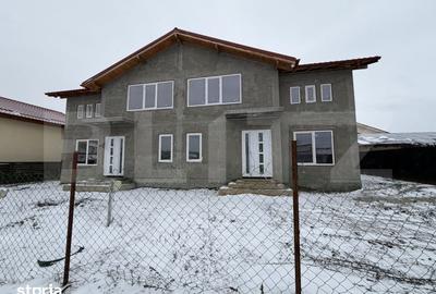 Casă cu 5 camere cu Teren 250 Mp în Malu Mare