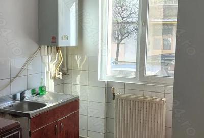 Apartament -central de vanzare Roman - 2