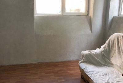 Apartament cu 3 camere nedecomandat în Lacul Tei