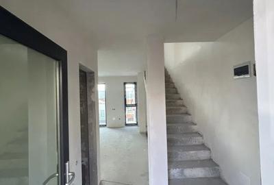 Casă cu 4 camere cu Canalizare în Andrei Mureșanu