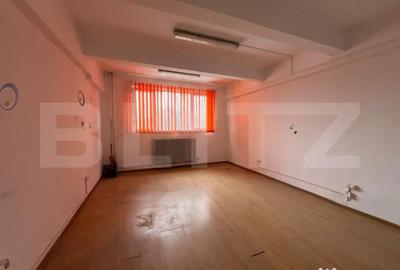 Spațiu comercial, de 25 mp, în Central - 3