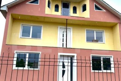 Casă cu 7 camere cu Teren 1500 Mp în Central - 1