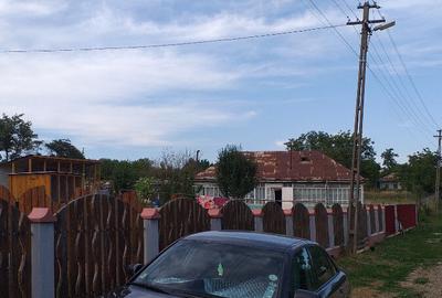 Casa, teren ?i anexe. In Boto?ani, Un?eni, Burle?ti - 1