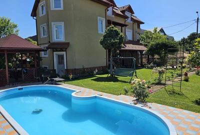 Villa, situata semicentral, spre vanzare, cu piscina si garaj - 1