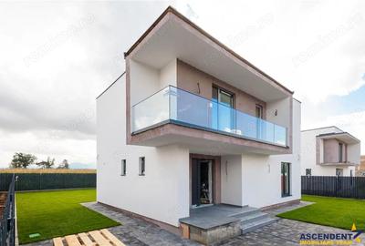 Casă cu 7 camere cu Canalizare în Noua - 12