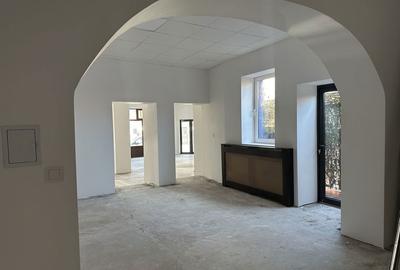 Spațiu comercial, de 150 mp, în Central - 6