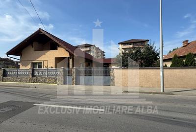 Casă individuală cu 4 camere cu Canalizare în Central - 1