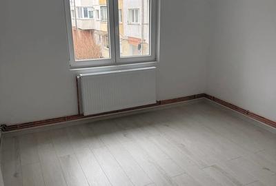 Apartament 2 camere, decomandat, etajul 1, zona Mal - 1