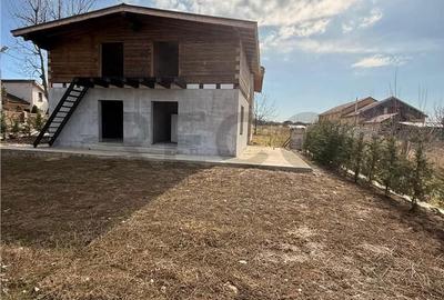 Casă cu 4 camere cu Teren 500 Mp în Sânmartin
