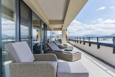 Penthouse cu 4 camere decomandat, mobilat în Tractorul - 3