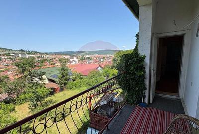 Casa intr-o loca?ie cu panorama deosebita, in zona Mosnei