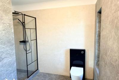 Casă cu 5 camere cu Canalizare în Dumbrăvița