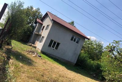 Casă individuală cu 5 camere cu Teren 400 Mp în Olteni - 1