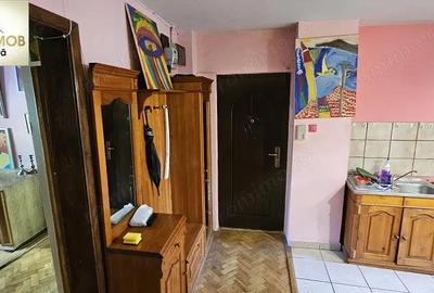 Vand apartament 4 camere etajul 1 zona Micro 4 - 4