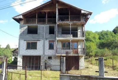 Casă cu 4 camere în Petros - 2