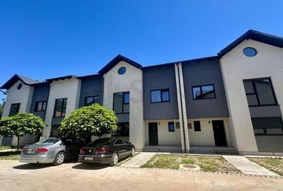 Casă individuală cu 5 camere cu Canalizare în Central