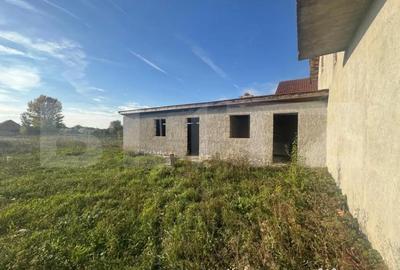 Casă cu 5 camere cu Teren 1000 Mp în Vetiș