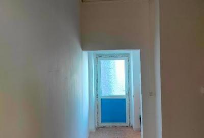 Vand apartament cu dependinte (baie,bucatarie),suprafata utila 32 mp -negociabil - 8