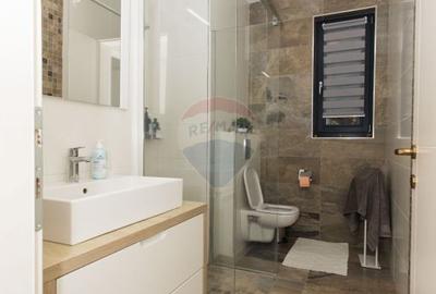 Casă cu 3 camere cu Teren 1700 Mp în Central - 1