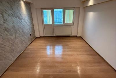 Apartament cu 3 camere decomandat în Obor