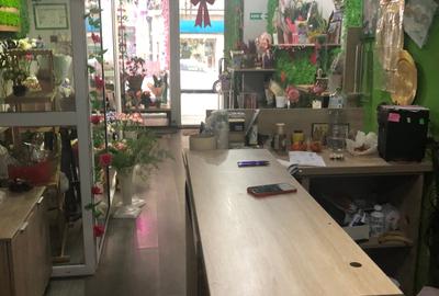 Magheru  Închiriez spațiu  comercial parter stradal 40 mp  mobilat utilat hota - 9