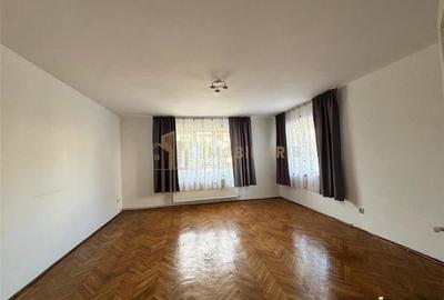 Casă cu 6 camere cu Teren 300 Mp în Central - 1